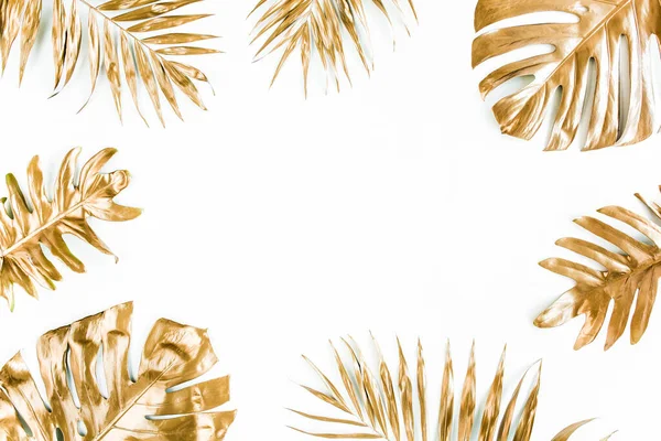 Altın tropikal palmiye beyaz arka planda Canavar bırakır. Düz konum, üst görünüm minimum konsept.
