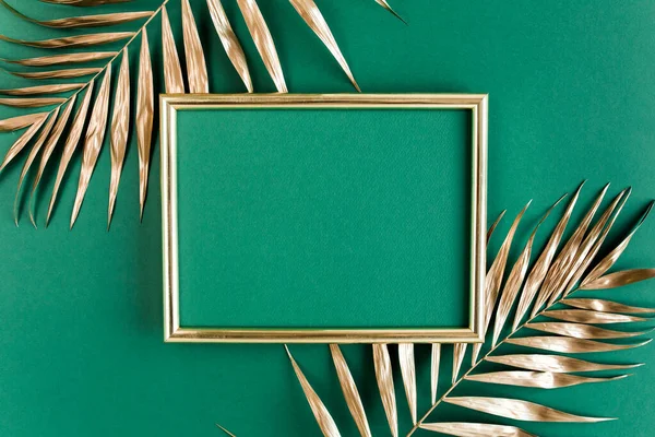 Золоті тропічні пальми і фоторамка на зеленому тлі. Плоский прошарок, мінімальна концепція вигляду зверху . — стокове фото