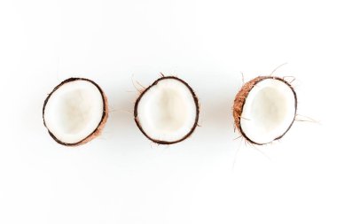 Beyaz arka planda hindistan cevizi deseni. Tropik soyut arka plan. Düz yatış, üst görünüm.