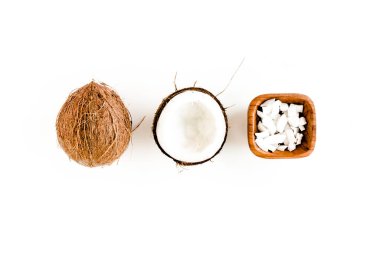 Beyaz arka planda hindistan cevizi ve tropikal palmiye yapraklı desen. Tropik soyut arka plan. Düz yatış, üst görünüm.