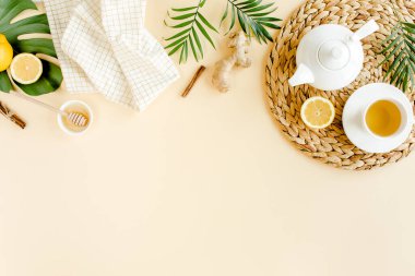 Nane, zencefil, limon, bal ve sarı arka planda diğer otlarla birlikte bitki çayı. Düz yatış, üst görünüm.