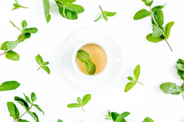 Mint tea with frame made of mint leaves isolated on white background. Set of peppermint. Mint Pattern. Flat lay. Top view. — Stock Photo, Image