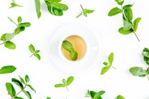 Мятный чай с рамой из листьев мяты изолированы на белом фоне. Набор мяты. Мятный узор. Плоский лежал. Вид сверху.