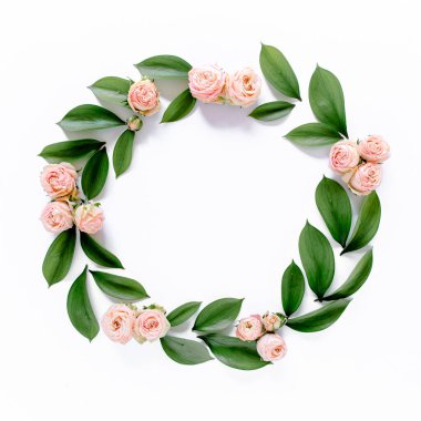 Beyaz arka planda pembe çiçek tomurcukları, dalları ve yaprakları olan yuvarlak bir çerçeve. Düz uzan, üst görünüm