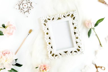 Güzel bej şakayıklardan yapılmış altın çerçeveli. Düz yerde, üst tarafta. Sevgililer Günü geçmişi. Çiçek çerçevesi. Şakayık dokusu.