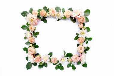 Pembe güllerden yapılmış çerçeve, yeşil yapraklar okaliptüs, dallar, beyaz arka planda çiçek deseni. Düz yerde, üst tarafta. Sevgililer Günü arkaplanı. 