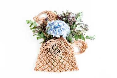 Bir ipte güzel ortanca buketi, beyaz arka planda ekolojik torba. Düz yatış, üst görünüm 