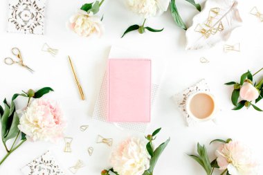 Günlük, defter, aksesuarlar, beyaz arka planda şakayık çiçekleri olan çalışma alanı. Merkez ofis masası. Üst görünüm kadınsı arka plan. Düz yatış, üst görünüm.