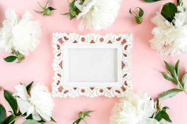 Beyaz şakayık çiçekleri çerçevesi, pembe arka planda yazı için yer var. Şakayık desenli. Düz yatış, üst görünüm. 