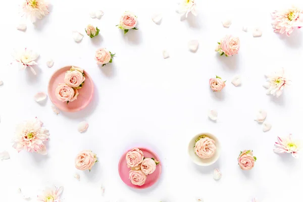 Patrón floral hecho de rosas rosadas, hojas verdes, ramas sobre fondo blanco. Asiento plano, vista superior. Fondo de San Valentín. Patrón floral. Patrón —  Fotos de Stock