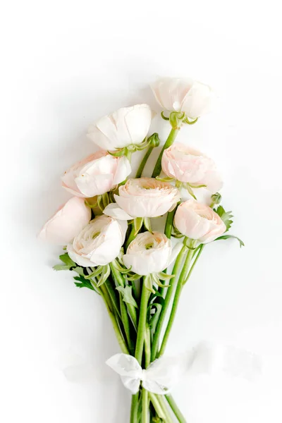 Bouquet de fleurs de ranunculus rose pastel sur fond rose. Concept floral minimal. Couché plat, vue du dessus. — Photo