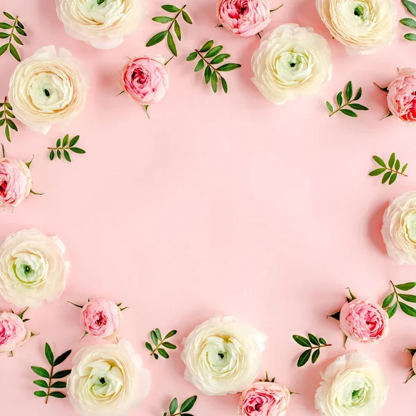 Pembe arka planda pembe ranunculus ve gül tomurcuklarından yapılmış çiçek arkaplanı. Düz yatar, üst görünüm çiçek arkaplanı.