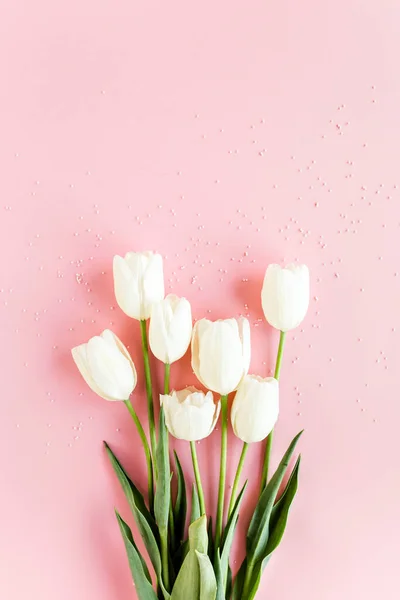 Tulipani bianchi su sfondo rosa. Biglietto di auguri minimale concetto floreale. Posa piatta, vista dall'alto. — Foto Stock