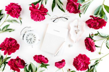 Günlük, defter, aksesuarlar, beyaz arka planda şakayık çiçekleri olan çalışma alanı. Merkez ofis masası. Üst görünüm kadınsı arka plan. Düz yatış, üst görünüm