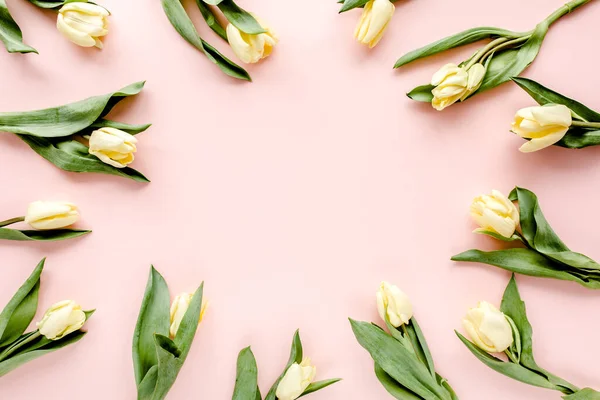 Cornice di fiori di tulipano pastello e giallo bouquet su sfondo rosa. Posa piatta, vista dall'alto. Di San Valentino. Modello floreale. — Foto Stock