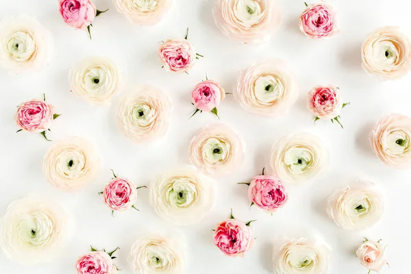 Texture de fond florale composée de bourgeons floraux rose ranunculus et rose et de feuilles d'eucalyptus sur fond blanc. Couché plat, vue sur le dessus fond floral. — Photo