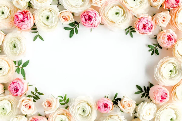 Cadre de motif floral composé de boutons floraux rose ranunculus et roses sur fond blanc. Couché plat, vue sur le dessus fond floral. — Photo