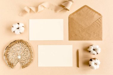 Sahte düğün davetiyesi, boş tebrik kartı ve el işi zarfı. Düz yatış, üst görünüm.