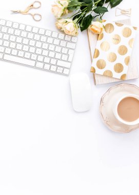 Bilgisayarlı kadın çalışma alanı, gül çiçekleri, altın aksesuarlar, günlük, dizüstü bilgisayar, beyaz arka planda gözlük. Düz uzanmış kadınların ofis masası. Üst görünüm