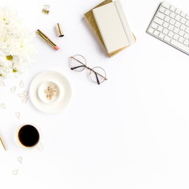 Kadınların şık masa masası. Beyaz arka planda bilgisayar, kahve ve kadın aksesuarları olan çalışma alanı. Dergiler, web siteleri. Düz yatış, üst görünüm 