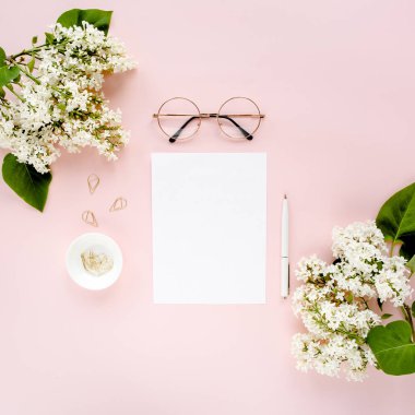 Üst kat ofis masası. Çalışma alanı, kağıt boş, pembe arka planda leylak rengi. Dergiler, web siteleri, medya için düz kompozisyon. Düz yatış, üst görünüm