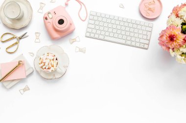 Tarz sahibi kadınlar masası, ofis masası. Çalışma alanı, dizüstü bilgisayar, güller, not panosu. Beyaz arka planda kadın moda aksesuarları. Düz konum Üst görünüm