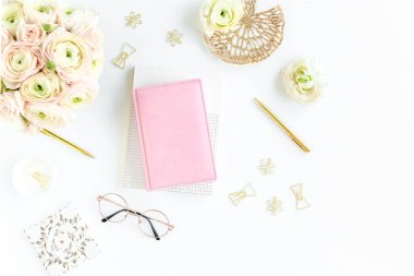 Çalışma alanı günlük, altın aksesuarlar, beyaz arka planda ranunculus çiçekleri. Merkez ofis masası. Üst görünüm kadınsı arka plan. Düz yatış, üst görünüm.