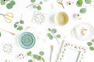 Çalışma alanı okaliptüs yapraklı, aksesuarlar beyaz arka planda. Düz yatıyordu. Üst görünüm 