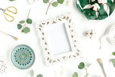 Çalışma alanı okaliptüs yapraklı, aksesuarlar beyaz arka planda. Düz yatıyordu. Üst görünüm 