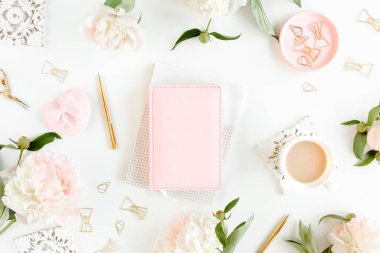 Günlük, defter, aksesuarlar, beyaz arka planda şakayık çiçekleri olan çalışma alanı. Merkez ofis masası. Üst görünüm kadınsı arka plan. Düz yatış, üst görünüm.