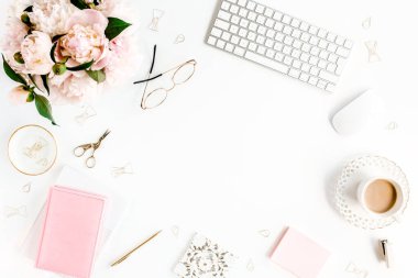 Düz uzanmış kadınların ofis masası. Bilgisayarlı kadın çalışma alanı, pembe şakayık buketi, beyaz arka planda aksesuarlar. Üst görünüm kadınsı arkaplan.