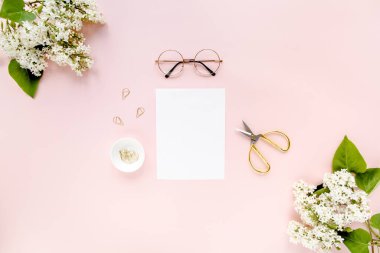 Üst kat ofis masası. Çalışma alanı, kağıt boş, pembe arka planda leylak rengi. Dergiler, web siteleri, medya için düz kompozisyon. Düz yatış, üst görünüm