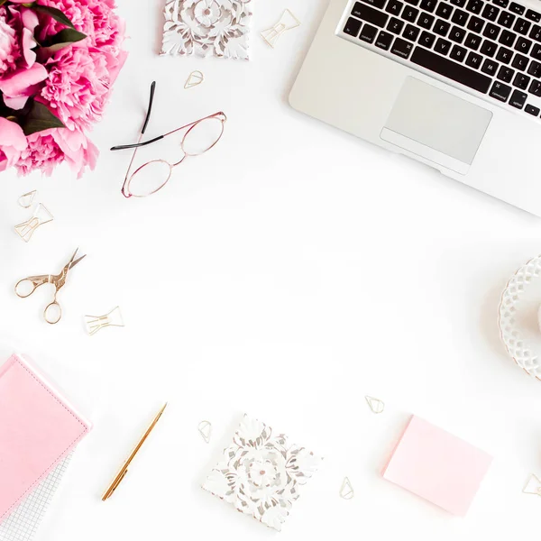 Escritorio de oficina de mujeres laicas planas. Espacio de trabajo femenino con portátil, ramo de peonías rosadas, accesorios sobre fondo blanco. Vista superior fondo femenino. —  Fotos de Stock