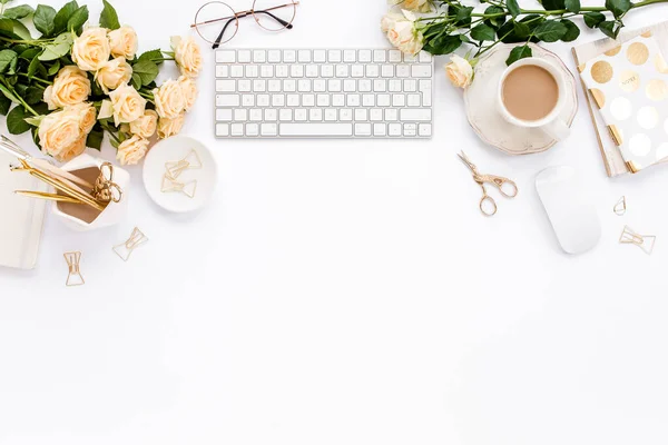 Weiblicher Arbeitsplatz mit Computer, Rosen, goldenen Accessoires, Tagebuch, Laptop, Brille auf weißem Hintergrund. Flach lag der Schreibtisch. Ansicht von oben — Stockfoto