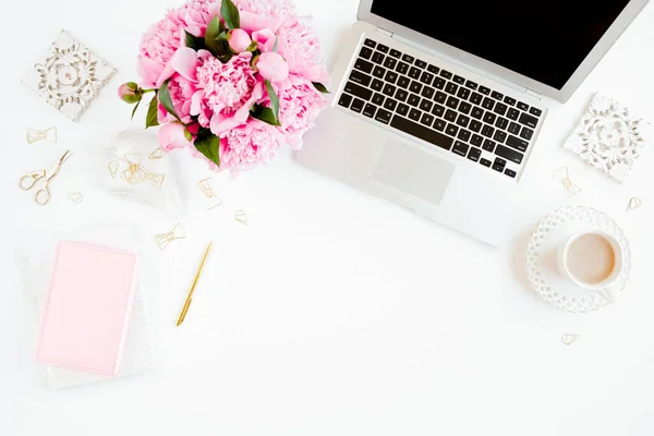 平铺妇女写字台.带笔记本电脑、粉色牡丹花束、白色背景饰物的女性工作场地。最重要的女性背景. — 图库照片