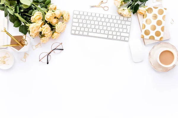 Weiblicher Arbeitsplatz mit Computer, Rosen, goldenen Accessoires, Tagebuch, Laptop, Brille auf weißem Hintergrund. Flach lag der Schreibtisch. Ansicht von oben — Stockfoto