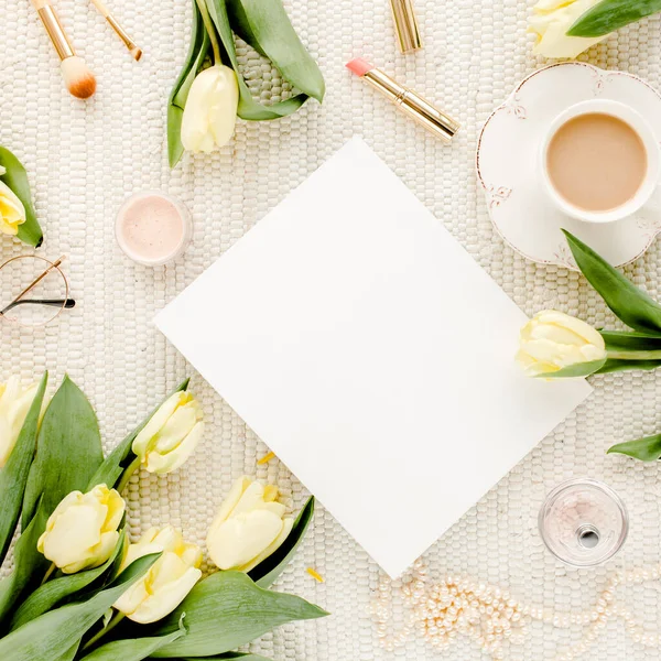 Sarı lale çiçekli kadın çalışma alanı, kadınların moda altın aksesuarları, günlük, beyaz arka planda gözlük. Düz yatıyordu. Üst görünüm kadınsı.