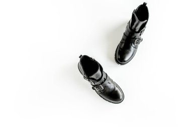 Beyaz arka planda siyah kadın botları. Düz konum, üst görünüm minimum arkaplan. Moda blogu veya dergi konsepti.