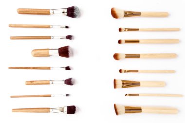 Profesyonel dekoratif kozmetik, beyaz arka planda makyaj malzemeleri. Düz kompozisyon güzelliği, moda. düz yatış, üst görünüm