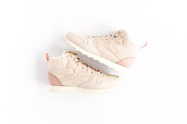 Beyaz arka planda pembe kadın ayakkabıları. Düz konum, üst görünüm minimum arkaplan. Moda blogu veya dergi konsepti.