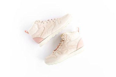 Beyaz arka planda pembe kadın ayakkabıları. Düz konum, üst görünüm minimum arkaplan. Moda blogu veya dergi konsepti.