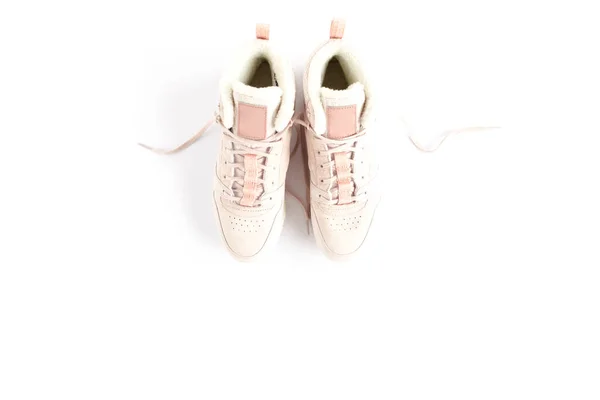 Sneakers femminili rosa su sfondo bianco. Posa piatta, vista dall'alto sfondo minimale. Fashion blog o magazine concept. — Foto Stock