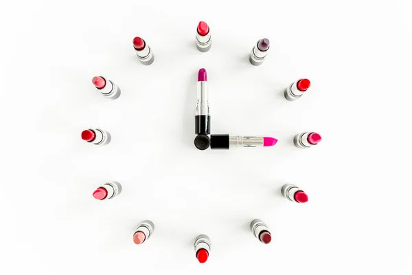 Set de lápices labiales de color en forma de horas sobre fondo blanco. Cosmética decorativa profesional, pomada. belleza, moda. plano, vista superior — Foto de Stock