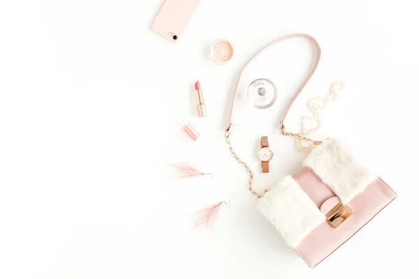 Damen rosa Tasche mit modischen trendigen Accessoires: Uhr, Parfüm, Telefon, Lippenstift, Ohrringe auf weißem Hintergrund. Flache Lage, Draufsicht — Stockfoto