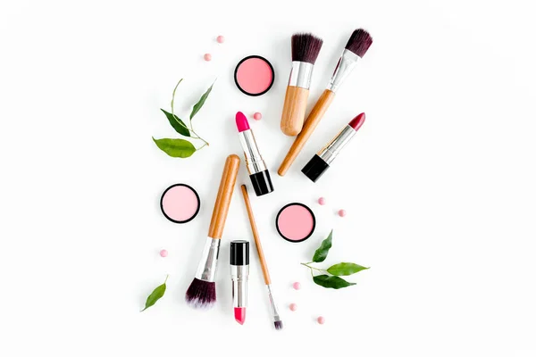 Professionele decoratieve cosmetica, make-up tools op witte achtergrond. Platte compositie schoonheid, mode. vlakke lay, bovenaanzicht — Stockfoto