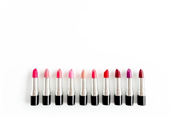 Set van lipsticks op witte achtergrond. Professionele decoratieve cosmetica, product pomade voor reclame. schoonheid, mode. vlakke lay, bovenaanzicht — Stockfoto