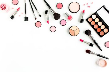 Profesyonel dekoratif makyaj malzemeleri, beyaz arka planda makyaj aletleri. Düz kompozisyon güzelliği, moda. Dergiler, sosyal medya. düz yatış, üst görünüm
