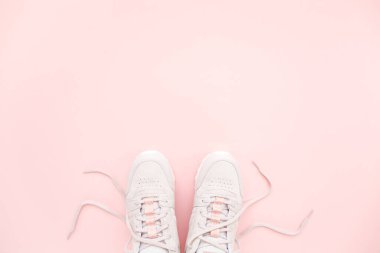 Beyaz arka planda pembe kadın ayakkabıları. Düz konum, üst görünüm minimum arkaplan. Moda blogu veya dergi konsepti.