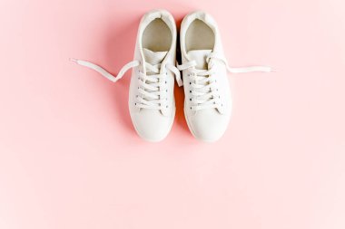 Kadın kıyafetleri ve aksesuarları beyaz arka planda. Modern ve gündelik kıyafetler. Moda, alışveriş ve makyaj konsepti. Düz yatış, üst görünüm. 