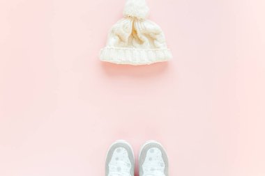 Beyaz kadınlar botları ve şapkaları giyer, mavi arka planda gözlük takarlar. Düz yatış, üst görünüm moda kadınsı arka plan. Güzellik günlüğü konsepti.